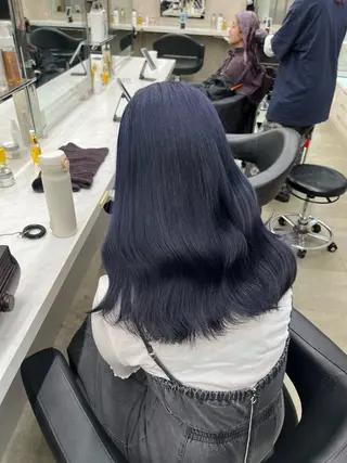 セミロング 寒色＆ブリーチ特化 寒色MiOのヘアスタイル