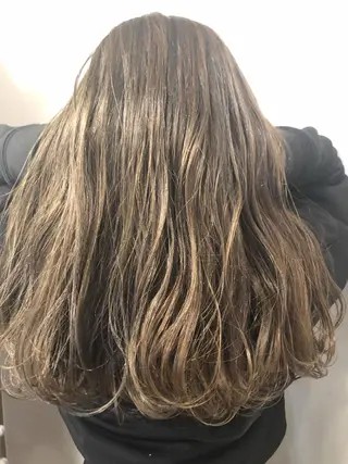 ロング カラー 岡田 拓也のヘアスタイル