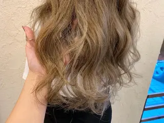 ロング シールエクステ/ ハイトーンカラーのヘアスタイル