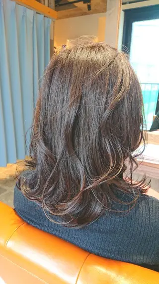 セミロング カラー alushe 岡 陽子のヘアスタイル