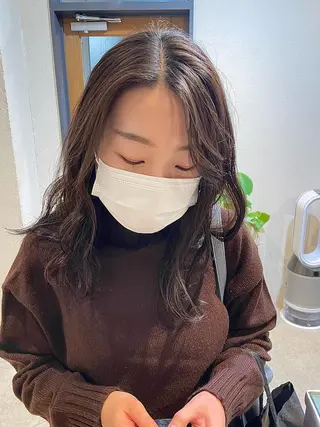 セミロング カラー Rin:nel hair所属・Takanishi くすみベージュカラーのヘアスタイル