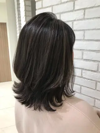 ミディアム カラー 米良 志織のヘアスタイル