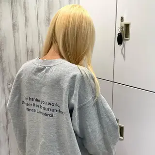 ロング ハイトーンカラー 優海のヘアスタイル