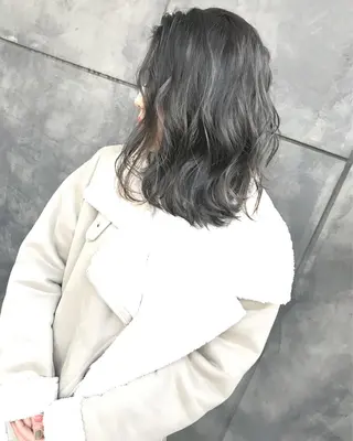 ミディアム カラー TOMOYAレイヤー ブリーチ縮毛矯正のヘアスタイル