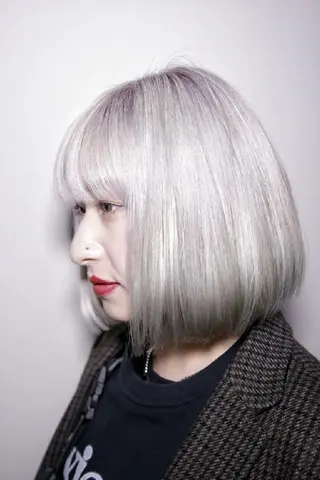 カラー ミディアム 艶髪✨ハイトーン ✨ホワイト✨北宗一郎のヘアスタイル