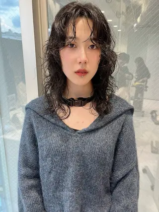 ミディアム パーマ 岡田 遥希のヘアスタイル