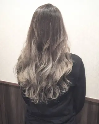 ロング カラー Tee’s ケアブリ ーチ　ハイライトのヘアスタイル