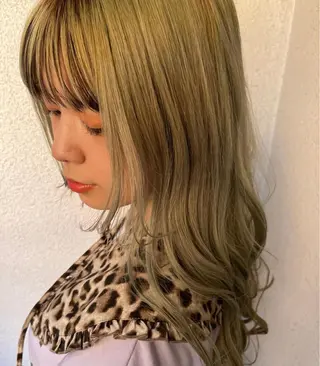 ロング カラー 渡 汐音のヘアスタイル
