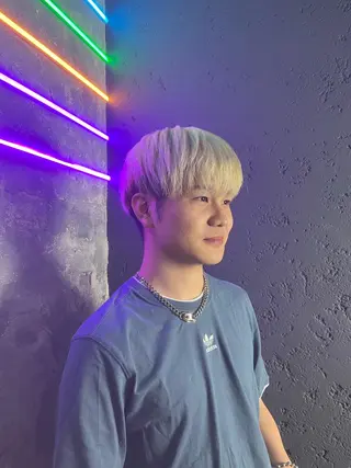ショート メンズ ハイトーンケアカラー コト👱🏻‍♀️のヘアスタイル