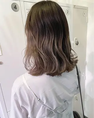 ミディアム カラー CARICIA 白木 由里加のヘアスタイル