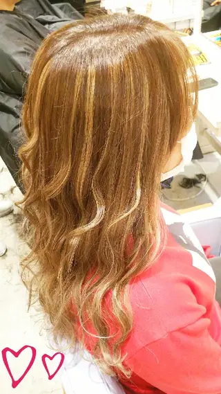 カラー ロング LUXBE GALLERY なんば駅前店所属・ラックスビーギャラリ ー AKICOのヘアスタイル
