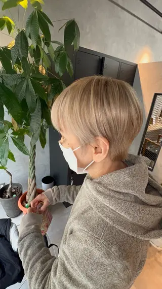 ショート motoトップカラー リスト/ブリーチカラのヘアスタイル