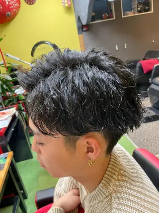 ショート パーマ メンズ デザインカラー🏝️ 須賀汐音のヘアスタイル