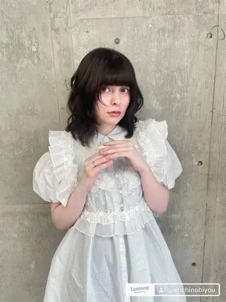 ミディアム 鈴木瑛里／ブロンド ベージュ／ピンクのヘアスタイル