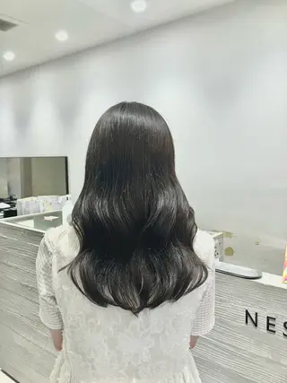 ロング カラー サキ🤍ハイトーン 🩰くびれ巻きヘアのヘアスタイル