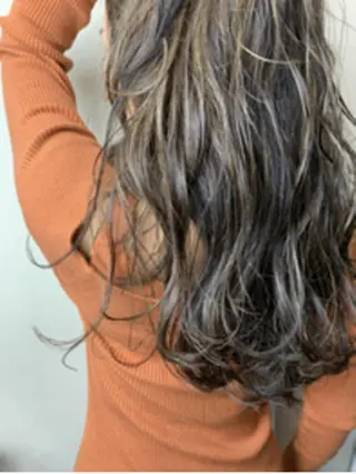 ロング 🌈インナーカラー 手塚直生のヘアスタイル