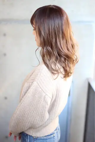 セミロング カラー パーマ 成松 勇治のヘアスタイル