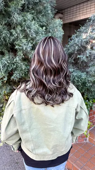 ロング カラー Cure2所属・🌈白いハイライト 🌈 🐶ノザワ🐶のヘアスタイル