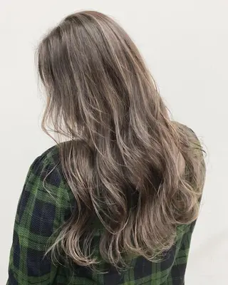 カラー セミロング 公式 Ease by amble luxeのヘアスタイル