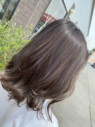 セミロング ヤマグチ ナツキのヘアスタイル