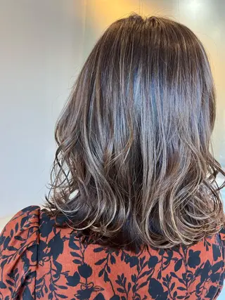 ミディアム カラー 下岡 奈津美のヘアスタイル