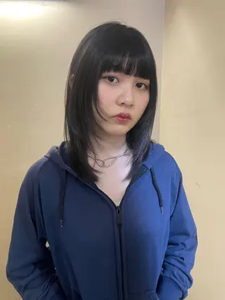 セミロング mio ／ハイトーンのヘアスタイル