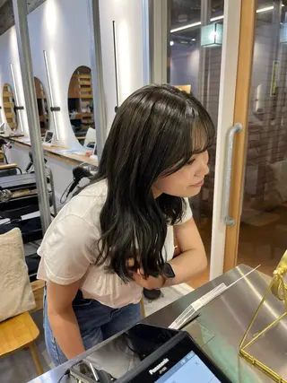 セミロング ブリーチなしカラー /ベージュカラーのヘアスタイル