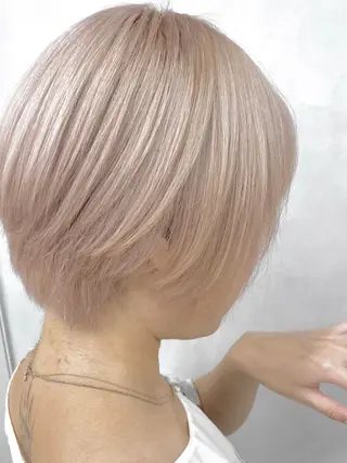 ショート カラー 艶ハイトーンブリーチ 🌈小林侑雅のヘアスタイル