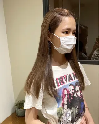 セミロング あやか/ベージュ /透け感カラーのヘアスタイル