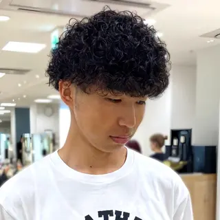 ショート パーマ メンズ 銀座メンズNo1🦚 ブリーチ🌿レイヤーのヘアスタイル