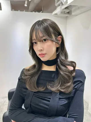 セミロング カラー 艶髪レイヤー顔周り グレージュ添田晃基のヘアスタイル