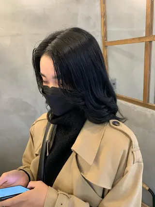 セミロング カラー ヨシナガマユ🦕 髪質改善艶カラーのヘアスタイル