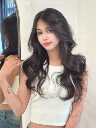 ロング 臼杵 晴のヘアスタイル