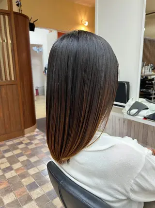 セミロング Aile所属・酸性ストレート／カラ ー/山下高明のヘアスタイル