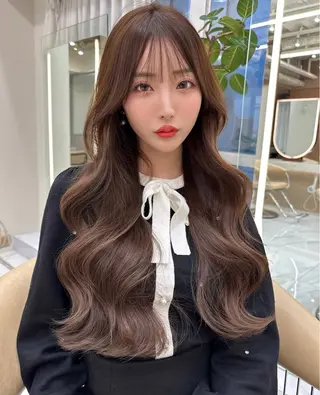 ロング カラー Ma cherie by Lond所属・ハイトーン/ ミルクティーAikaのヘアスタイル