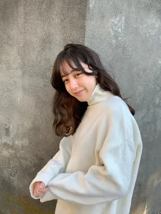 ロング 岡田 知佳のヘアスタイル