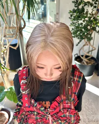 セミロング 抜きっぱなしブロンド ササキカズマのヘアスタイル