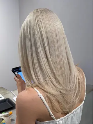 セミロング カラー ハイトーン/ 縮毛矯正のヘアスタイル