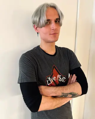 カラー メンズ RAIMA ハイトーン/ベージュのヘアスタイル