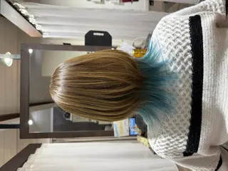 カラー アオバ サキのヘアスタイル