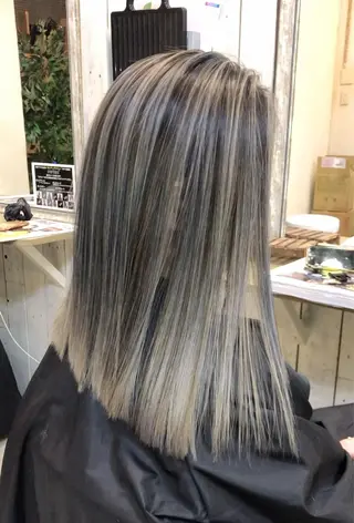 ミディアム 韓国レイヤー外国人風 透明感カラー髪質改善のヘアスタイル