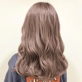 セミロング カラー ANNA /艶髪/ハイトーンのヘアスタイル