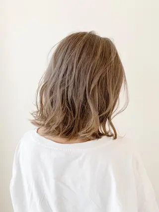 ミディアム AKANE 【zina新宿】のヘアスタイル