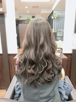 セミロング カラー キラ ゲンキのヘアスタイル