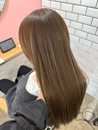 ロング Dimo＆表参道所属・派手にならないハイラ イト/白髪ぼかしのヘアスタイル