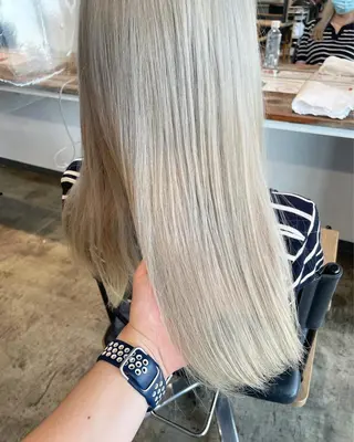 ロング カラー ハイトーン/レイヤー /ケアブリーチ石川治のヘアスタイル