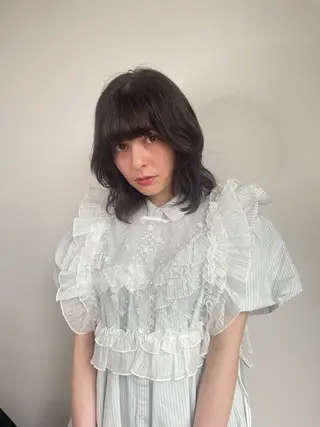 ミディアム 鈴木瑛里／ブロンド ベージュ／ピンクのヘアスタイル