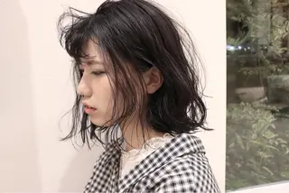 ミディアム graxi'    グラシー所属・ブリーチ/ハイトーン SERINAのヘアスタイル