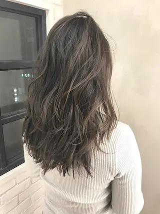 セミロング TOMOYAレイヤー ブリーチ縮毛矯正のヘアスタイル