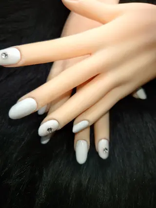 ネイル White  Se7enのネイルデザイン